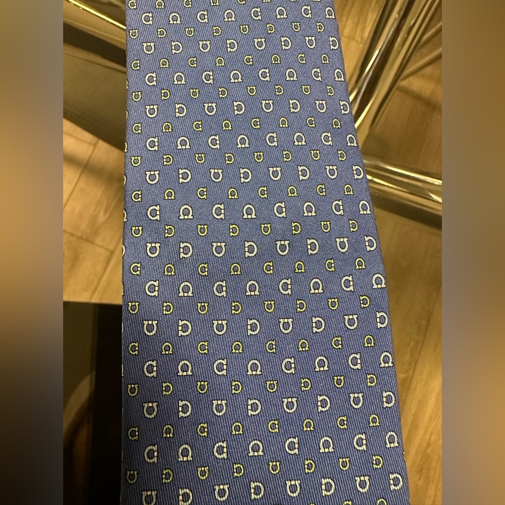 Stunning blue Salvatore FERRAGAMO tie